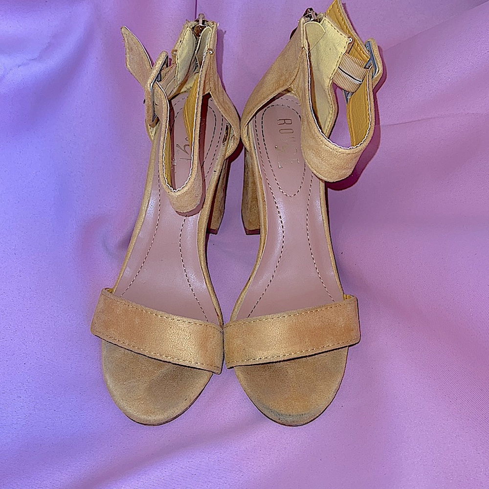 Rouge chunky heel